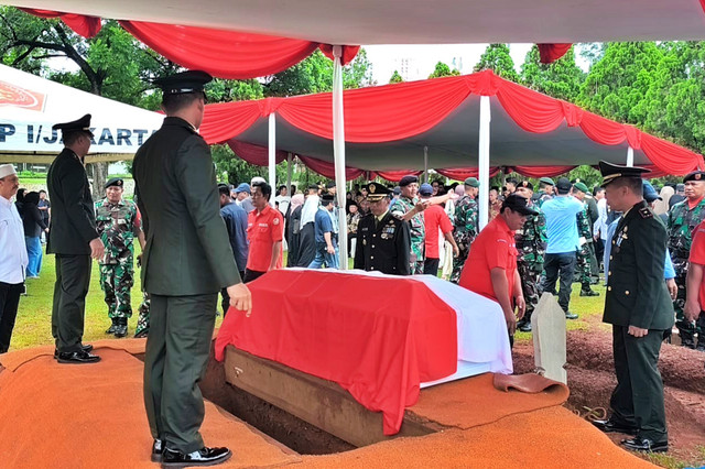 Suasana pemakaman Jenazah Wakil Gubernur Sulawesi Barat, Mayjen TNI (purn) Salim Sayyed Mengga di Taman Makam Pahlawan (TMP) Kalibata, Jakarta Selatan, Minggu (1/2/2026). Foto: Zamachsyari/kumparan
