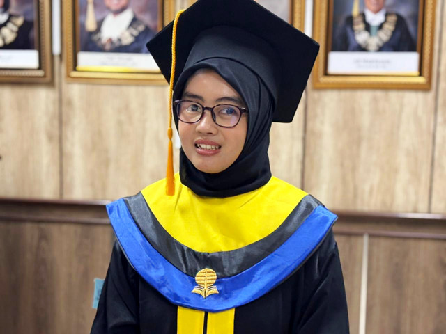 Munifah (22), wisudawan terbaik Universitas Terbuka Jakarta di Universitas Terbuka Convention Center (UTCC), Tangerang Selatan, Minggu (1/2/2026). Foto: Amira Nada/kumparan