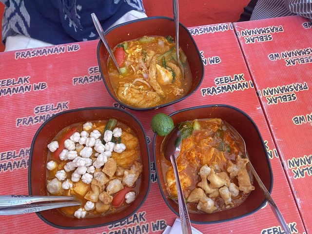 (Foto: Olahan seblak dengan berbagai topping dan kuah pedas. Sumber: Dokumentasi pribadi)