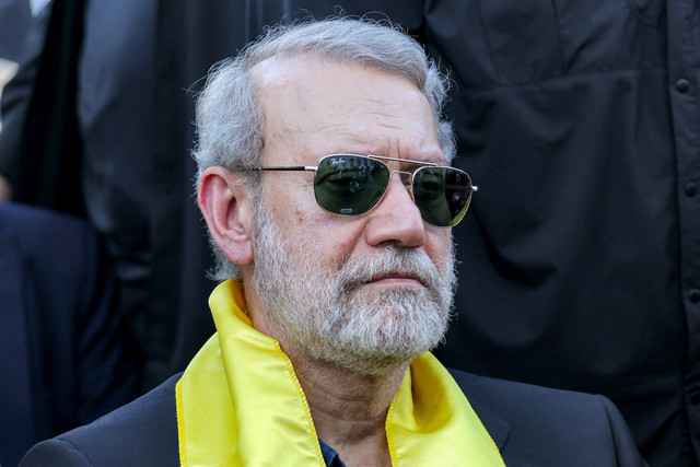 Kepala keamanan Iran, Ali Larijani, menghadiri upacara yang diadakan Hizbullah di pinggiran selatan Beirut pada 27 September 2025. Foto: ANWAR AMRO / AFP