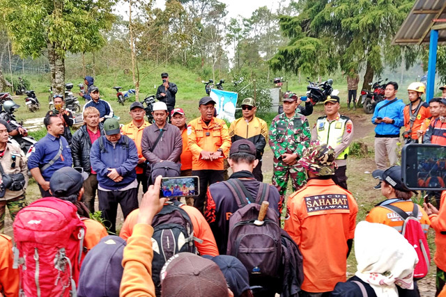 Operasi Pencarian pendaki hilang, Yasid Ahmad Firdaus (26), resmi dihentikan di Bukit Mongkrang, lereng Gunung Lawu, Kabupaten Karanganyar, Jawa Tengah, Sabtu (31/1/2026). Foto: Dok. Basarnas Purwakarta