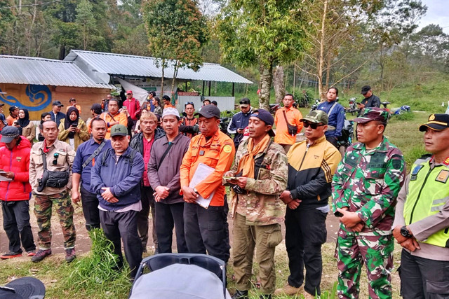 Operasi Pencarian pendaki hilang, Yasid Ahmad Firdaus (26), resmi dihentikan di Bukit Mongkrang, lereng Gunung Lawu, Kabupaten Karanganyar, Jawa Tengah, Sabtu (31/1/2026). Foto: Dok. Basarnas Purwakarta