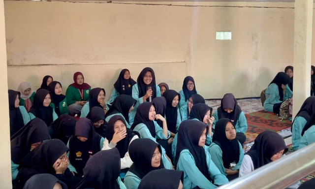 Edukasi Aplikasi Canva di SMAN 1 X Koto (Sumber: Foto Milik Pribadi)