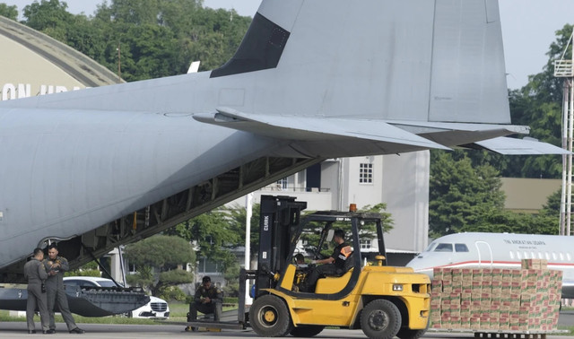 Petugas memasukkan logistik bantuan ke pesawat angkut militer milik TNI AU di Lanud Halim Perdanakusuma, Jakarta, Jumat (28/11/2025). Foto: Ramdani Faisal/ANTARA FOTO