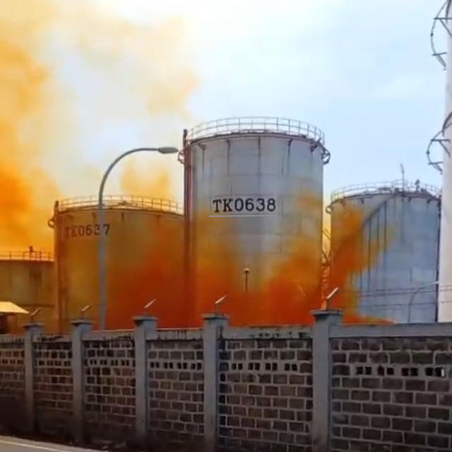 Asap berwarna kuning kecokelatan membubung tinggi dari pabrik kimia PT Vopak Terminal Merak pada Sabtu (31/1/2026) dok Istimewa