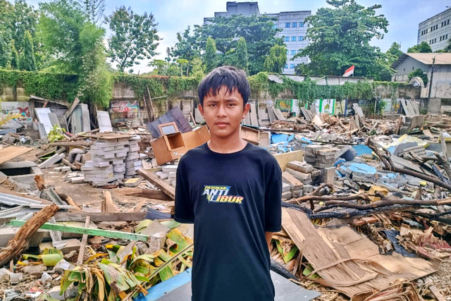 Hamdan (14), salah satu warga yang direlokasi, saat di TPU Kebon Nanas, Minggu (1/2/2026). Foto: Ryan Iqbal/kumparan