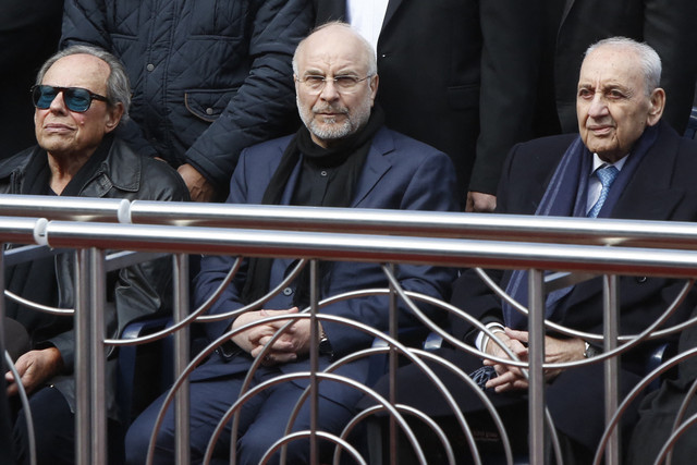 Mantan presiden Lebanon Emile Lahoud, Ketua Parlemen Iran Mohammad Bagher Ghalibaf (tengah), dan Ketua Parlemen Lebanon Nabih Berri menghadiri pemakaman pemimpin Hizbullah di Stadion Camille Chamoun Sports City, Lebanon pada 23 Februari 2025. Foto: AFP