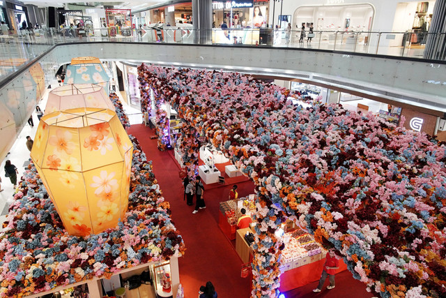 Sambut Imlek, Lippo Mall Puri hadirkan ratusan lampion dan ribuan bunga alam. Foto: Dok. Istimewa