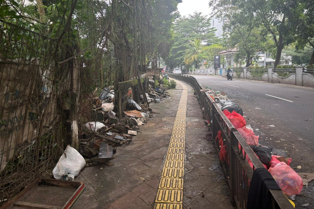 Tumpukan sampah di trotoar jalan Kertamukti, Ciputat Timur, Tangsel, Minggu (1/2/2026). Foto: Amira Nada/kumparan