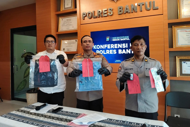 Polisi menunjukkan barang bukti dan rekaman video kasus pembunuhan eks Sekjen Pordasi DKI Jakarta Herlan Matrusdi saat konpers di Polres Bantul, Minggu (1/2/2026). Foto: Arfiansyah Panji Purnandaru/kumparan