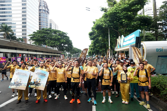 Direktur Utama PT Bank Syariah Indonesia (Persero) Tbk (BSI), Anggoro Eko Cahyo (kiri keempat) memimpin ribuan peserta melakukan fun run dalam acara "Langkah Emas CFD Spesial Milad 5 Tahun BSI" berpusat di Halte BSI Gold GBK 2, Jakarta, pada Minggu (1/2/2026). Foto: Dok. BSI