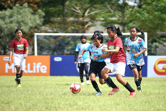 Pertandingan final MilkLife Soccer Challenge Bandung Seri 2 2025 - 2026 KU 12 antara SDN 036 Ujungberung berhasil mengalahkan SDN Citrasari yang berlangsung di Lapangan Chandradimuka Pusdikif, Bandung, Minggu (1/2/2026). Foto: MilkLife Soccer