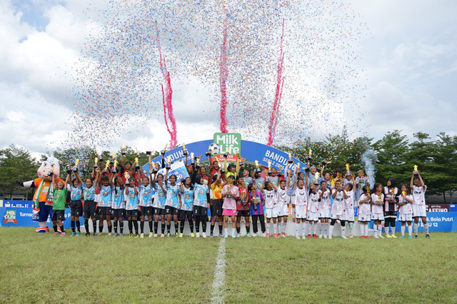 Para champion dan runner-up MilkLife Soccer Challenge Bandung Seri 2 2025 - 2026 KU 10 dan KU 12 merayakan kemenangan di podium usai pertandingan final, di Lapangan Chandradimuka Pusdikif, Bandung, Minggu (1/2/2026). Foto: MilkLife Soccer