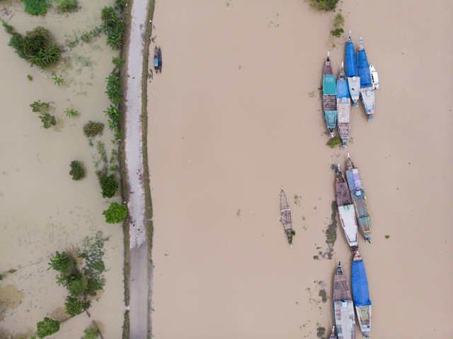 <a href="https://www.freepik.com/free-photo/bird-s-eye-view-narrow-wooden-boats-dirty-river_17244633.htm#fromView=search&page=2&position=10&uuid=2b0be45f-913b-42fe-8cfb-5788a32b7778&query=bencana+sumatra">Image by wirestock on Freepik</a>