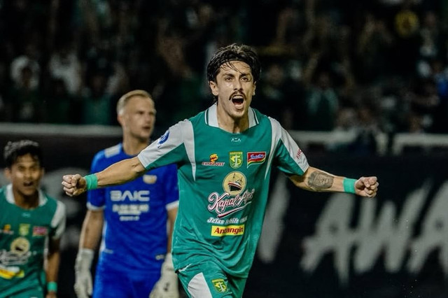 Pemain Persebaya Francisco Rivera mencetak gol ke gawang Dewa United pada pertandingan Super League di Stadion Gelora Bung Tomo, Surabaya, Minggu (1/2/2026). Foto: Instagram/ @officialpersebaya
