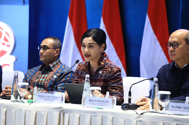 Pejabat Sementara Ketua Dewan Komisioner OJK Friderica Widyasari Dewi (tengah) dalam Dialog Pasar Modal yang digelar di Main Hall Bursa Efek Indonesia, Jakarta, Minggu (1/2/2026). Foto: OJK