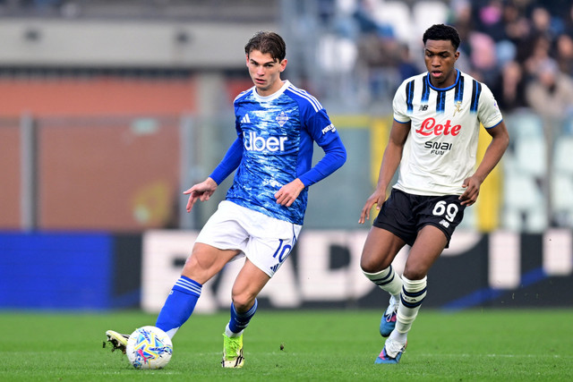Pemain Como Nico Paz memberikan umpan kepada rekannya saat melawan Atalanta pada pertandingan Liga Italia di Stadio Giuseppe Sinigaglia, Como, Italia, Minggu (1/2/2026). Foto: Daniele Mascolo/REUTERS