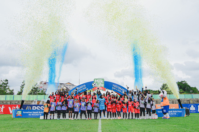 Para tim pemenang dan runner-up di MilkLife Soccer Challenge Yogyakarta Seri 2 2025/26 sedang berfoto bersama di Stadion Tridadi, Minggu (1/2). Foto: Dok. MilkLife Soccer Challenge