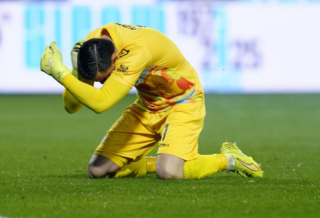 Emil Audero dilempar flare saat Cremonese vs Inter Milan dalam laga pekan ke-23 Liga Italia 2025/26 di Stadio Giovanni Zini, Senin (2/2) dini hari WIB. Foto: REUTERS/Matteo Ciambelli