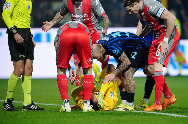 Emil Audero dilempar flare saat Cremonese vs Inter Milan dalam laga pekan ke-23 Liga Italia 2025/26 di Stadio Giovanni Zini, Senin (2/2) dini hari WIB. Foto: REUTERS/Matteo Ciambelli