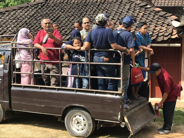 Pengunjung wisata diajak untuk menaiki angkutan lokal tak lebih dari 2 km (10 menit-an) untuk merasakan suasana pedesaan Yogyakarta Lantai 2. 