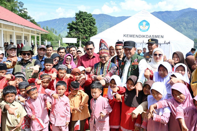 Menteri Pendidikan Dasar dan Menengah (Mendikdasmen), Abdul Muti, meresmikan sekolah hasil program Revitalisasi Satuan Pendidikan yang terpusat di SD Negeri 12 Bintang. Foto: Dok. Istimewa