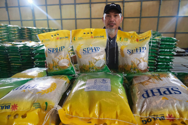 petugas Bulog memperlihatkan beras SPHP kemasan lima kilogram di Gudang Bulog Sungai Raya, Kabupaten Kubu Raya, Kalimantan Barat, Minggu (1/2/2026). Foto: Jessica Wuysang/ANTARA FOTO 