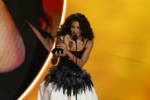 Penyanyi Olivia Dean menerima penghargaan di Grammy Awards ke-68 di AS. Foto: Daniel Cole/REUTERS 