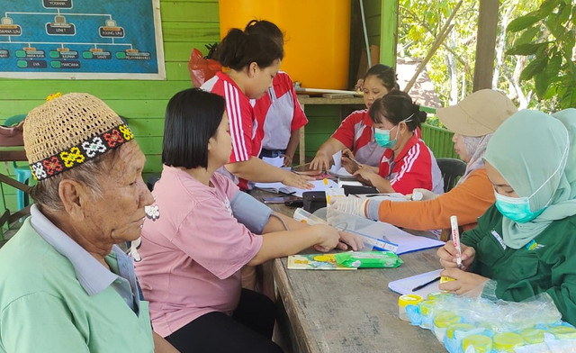 Skrining TBC berbasis Komunitas di Salah satu wilayah kerja Puskesmas Sambaliung Kabupaten Berau melalui pendekatan inovasi SEMUT NARSIS (Sumber: Dokumentasi Kegiatan Skrining TBC Puskesmas Sambaliung - Bidang P2P Dinas Kesehatan Kabupaten Berau)