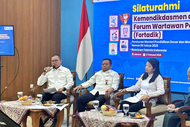 Staf Ahli Bidang Manajemen Talenta Kemendikdasmen Mariman Darto, Staf Ahli Bidang Regulasi dan Hubungan Antarlembaga Biyanto, dan Kepala Pusat Prestasi Nasional Maria Veronica Irene di Gedung Kemendikdasmen, Jakarta Pusat, Senin (2/2/2026). Foto: Amira Nada/kumparan