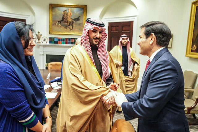 Menhan Arab Saudi Pangeran Khalid bin Salman (tengah) bersalaman dengan Menlu AS Marco Rubio di Washington, Januari 2026, disaksikan Dubes Saudi untuk AS Putri Reema binti Bandar Al-Saud (kiri) dan Foto: X/@kbsalsaud
