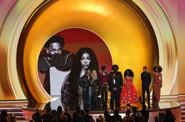 SZA dan Kendrick Lamar saat menerima penghargaan di Grammy Awards ke-68 di AS. Foto: Daniel Cole/REUTERS 