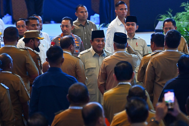 Presiden Prabowo Subianto bersama Wapres Gibran Rakabuming Raka, Mendagri Tito Karnavian, dan Kapolri Jenderal Pol. Listyo Sigit Prabowo menyapa sejumlah kepala daerah dalam Rakornas Pemerintah Pusat dan Daerah 2026 di SICC, Bogor, Senin (2/2/2026). Foto: Aditya Pradana Putra/ANTARA FOTO