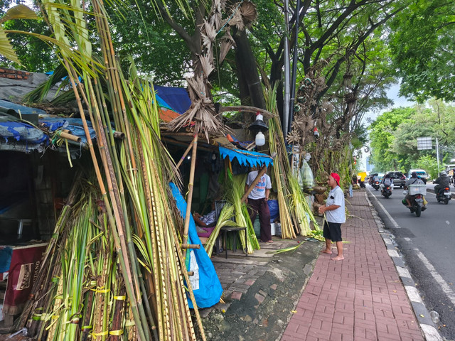 Pusat penjual janur di kawasan pasar Palmerah Jakarta Barat, Senin (2/2).  Foto: Jeni Ritanti/kumparan