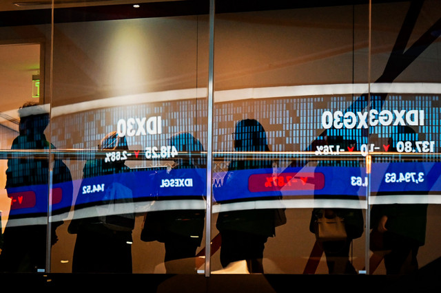 Pekerja berjalan melewati refleksi layar digital pergerakan Indeks Harga Saham Gabungan (IHSG) di Bursa Efek Indonesia, Jakarta, Senin (2/2/2026). Foto: Sulthony Hasanuddin/ANTARA FOTO 