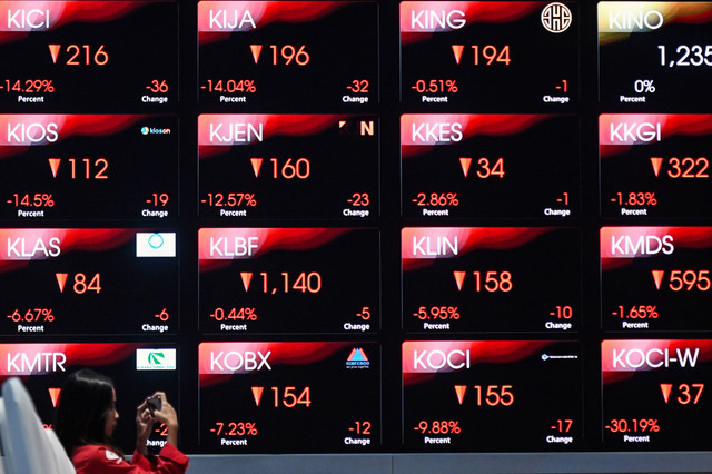 Pengunjung memotret layar digital pergerakan Indeks Harga Saham Gabungan (IHSG) di Bursa Efek Indonesia, Jakarta, Senin (2/2/2026). Foto: Sulthony Hasanuddin/ANTARA FOTO 