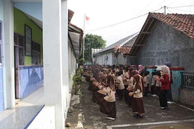 Ciptakan Pagi Sehat, Mahasiswa KKN Gelar Senam Bersama Siswa SDN 01 Bangbayang