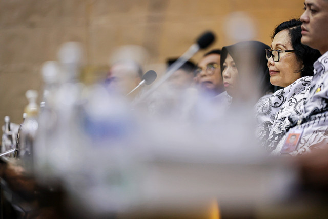 Ketum Pengurus Besar Persatuan Guru Republik Indonesia (PB PGRI), Unifah Rosyidi (kedua kanan) mengikuti rapat audiensi dengan Badan Legislasi (Baleg) DPR di Kompleks Parlemen, Senayan, Jakarta, Senin (2/2/2026). Foto: Dhemas Reviyanto/ANTARA FOTO