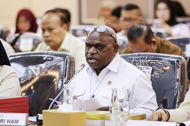 Menteri HAM, Natalius Pigai menyampaikan paparan pada rapat kerja dengan Komisi XIII DPR di Kompleks Parlemen, Senayan, Jakarta, Senin (2/2/2026). Foto: Dhemas Reviyanto/ANTARA FOTO