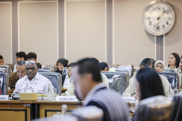 Menteri HAM, Natalius Pigai (kiri) menyampaikan paparan pada rapat kerja dengan Komisi XIII DPR di Kompleks Parlemen, Senayan, Jakarta, Senin (2/2/2026). Foto: Dhemas Reviyanto/ANTARA FOTO