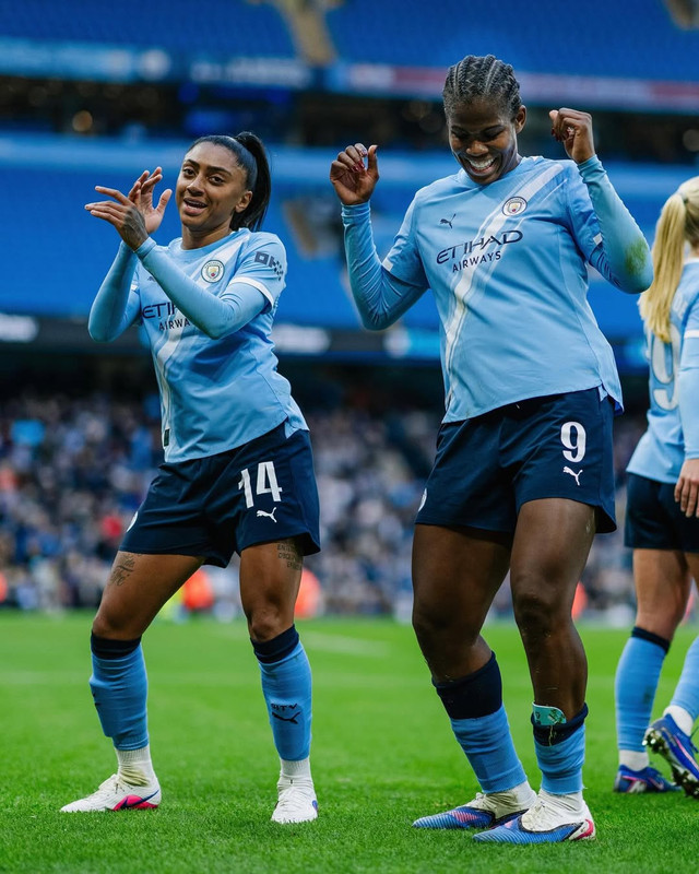 Kerolin dan Bunny Shaw melakukan selebrasi usai bobol gawang Chelsea di WSL, Minggu (1/2). Foto: Instagram @mancitywomen
