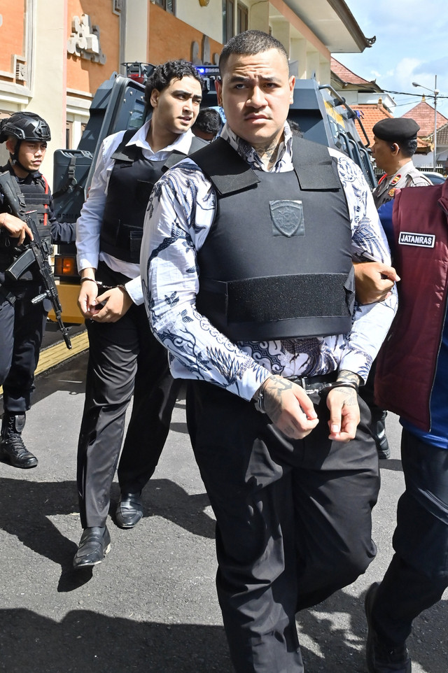Terdakwa warga negara Australia Paea-I-Middlemore Tupou (kanan) dan Coskun Mevlut (kiri) berjalan turun dari kendaraan taktis saat akan menjalani sidang tuntutan kasus penembakan warga Australia di Pengadilan Negeri Denpasar, Bali, Senin (2/2/2026). Foto: Fikri Yusuf/ANTARA FOTO