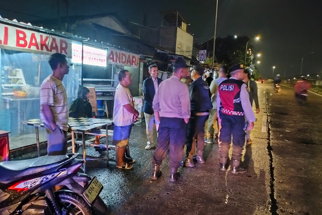 Polisi melakukan penertiban terhadap kreator konten live di pinggir jalan, dekat akses Tol Andara, Kota Depok. Foto: Polsek Cinere
