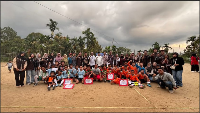 Foto bersama perangkat Kecamatan dan Nagari, Panitia Futsal, dan Pemenang Futsal, Jumat (30/01/2026). Foto: KKN UNAND Simpang Utara
