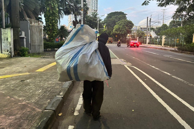Awan Setiawan, pemulung di Palmerah, Jakarta Pusat, Senin (2/2/2026). Foto: Amira Nada/kumparan