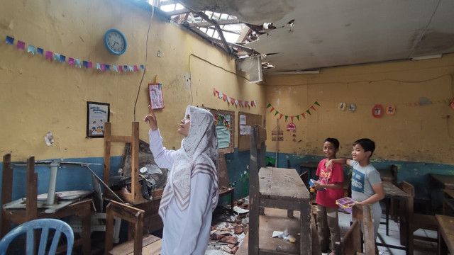Kondisinya robohnya atap bangunan sekolah MI Miftahul Falah di Gunung putri, Bogor (2/2/2026). Foto: kumparan
