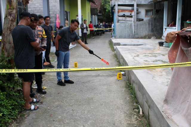 Polisi saat melakukan olah TKP kasus pembacokan seorang satpol PP oleh ODGJ di Kebumen, Jawa Tengah. Foto: Polres Kebumen