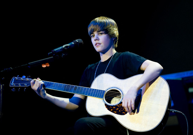 Justin Bieber tampil di atas panggung pada acara Q102 Jingle Ball di Susquehanna Bank Center di Camden, New Jersey, AS, pada 9 Desember 2009. Foto: Jeff Fusco/Getty Images/AFP