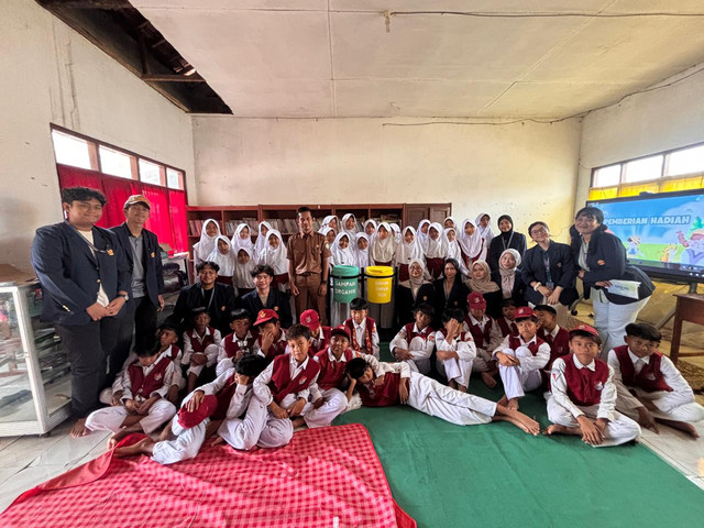 Bangun Kesadaran Lingkungan, KKN 80 Unpad Ajak Siswa SDN Segeran Pilah Sampah