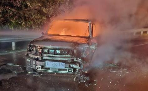 Jetour T2 yang alami kebakaran hebat di ruas tol Jagorawi KM31 setelah kecelakaan akibat ditabrak kendaraan lain di belakangnya. Foto: dok. Istimewa